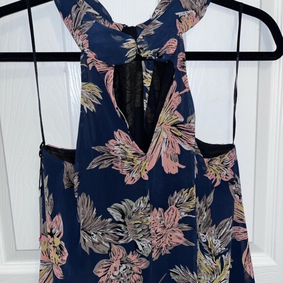 New with tags. Astr criss cross neck chiffon shift dress - Picture 6 of 6